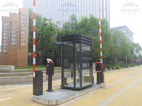 安贝驰财富中心无人值停车场.jpg